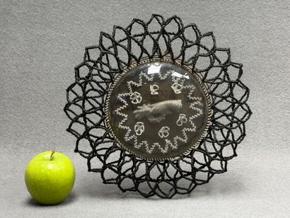 Couronne souvenir en fil de fer perlé 
Vers...
