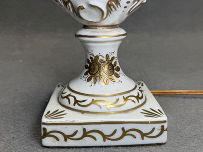 Pied de lampe balustre en porcelaine de Limoges....