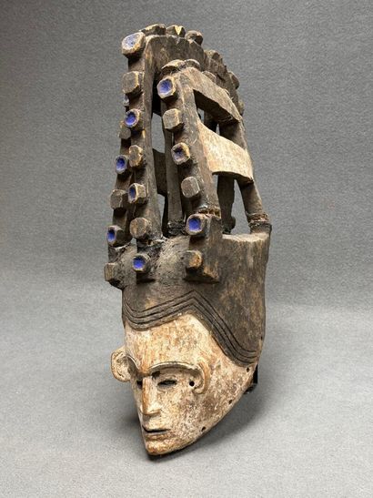 Masque heaume africain en bois sculpté et...