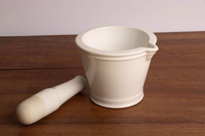 Mortier et pilon en faïence. 
H. :11 cm....