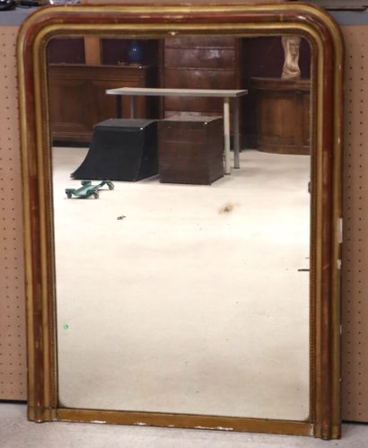 Miroir cadre en bois et stuc doré. 
130 x...