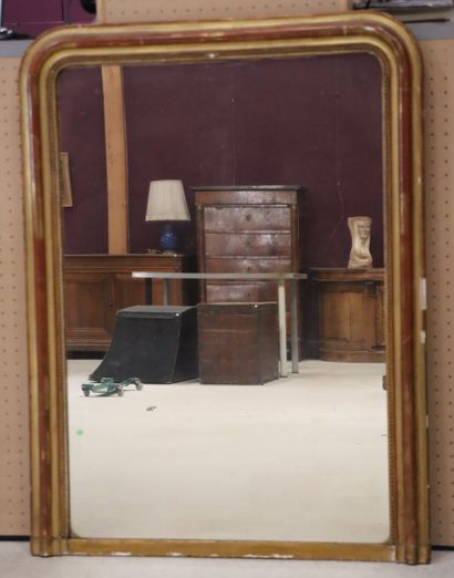 Miroir cadre en bois et stuc doré. 
130 x...