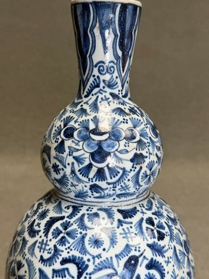 DELFT. 
Vase coloquinte en faïence. 
marque...