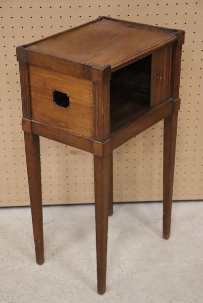 Table de chevet à rideau. 
XIX°
76 x 42 x...