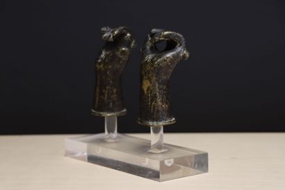 Deux mains en bronze , attaches de charrettes,...