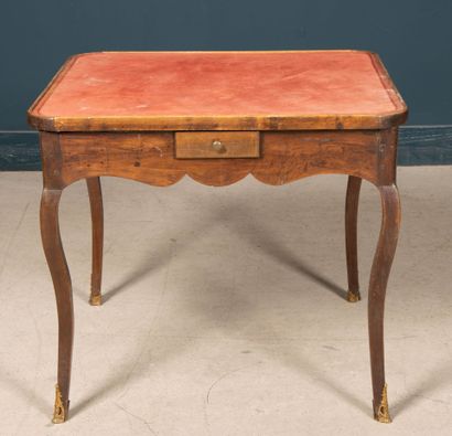 Table à jeux à pieds cambrés, ouvrant à quatre...