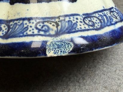 DELFT. 
Vase cornet en faïence de Delft 
H...
