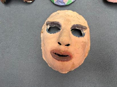 Collection de masques:
- 3 masques enfantins...