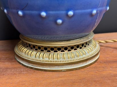 Pied de lampe en porcelaine de Chine et monture...