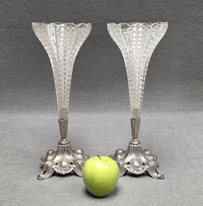 Paire de vases cornet en verre moulé, piètement...