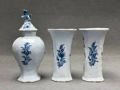 DELFT fin XIX° 
Paire de vases et pot couvert...