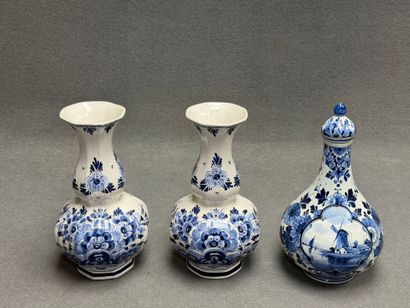 DELFT. 
Paire de vases et pot couvert en...