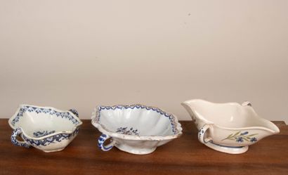 Ensemble de trois saucières en faïence du...