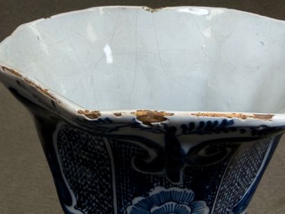 DELFT fin XIX° 
Paire de vases et pot couvert...