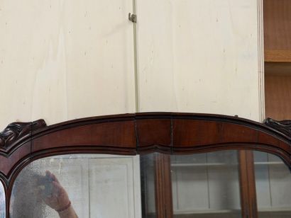 Commode de toilette en palissandre et placage...