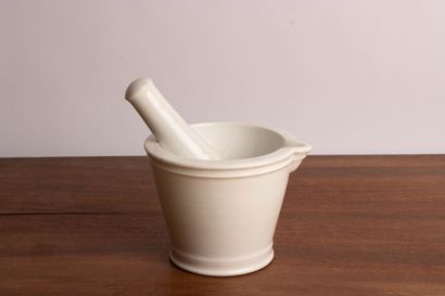 Mortier et pilon en faïence. 
H. :11 cm....