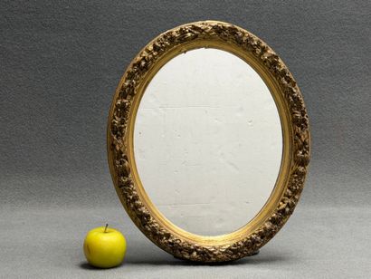 Miroir, cadre ovale en bois et stuc doré...