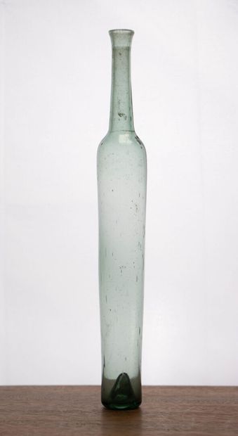 Fine fiole en verre XVIII°. 
H. :25 cm.