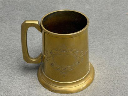 Chope en laiton , fond vitré 
H: 12 cm.
et...