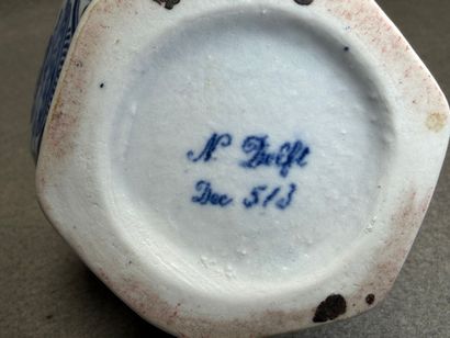 DELFT. 
Paire de vases en faïence. 
H : 22...