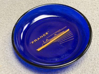 Lot comprenant: 
-Coupe en verre bleu 