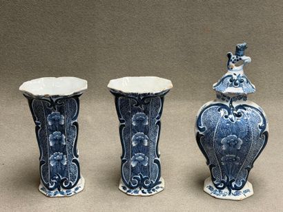 DELFT fin XIX° 
Paire de vases et pot couvert...