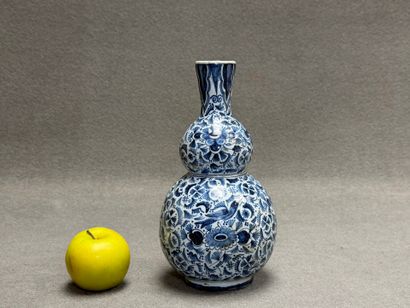 DELFT. 
Vase coloquinte en faïence. 
marque...