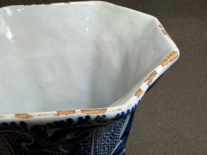 DELFT fin XIX° 
Paire de vases et pot couvert...