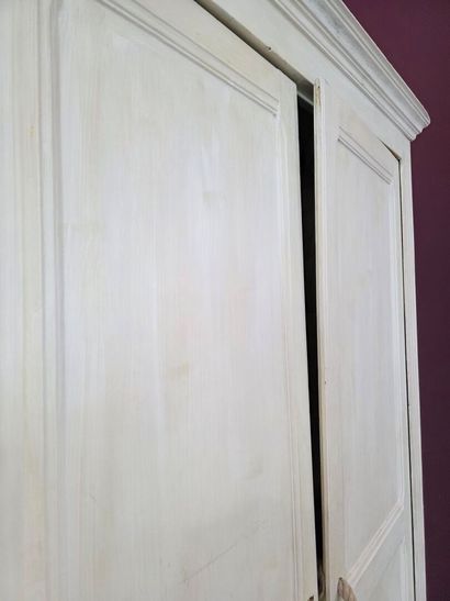 Armoire laquée
H: 223 x 130 x 49 cm