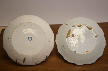 Deux assiettes en faïence XVIII° à décor...