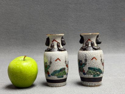 Petite paire de vases en porcelaine de Nankin....
