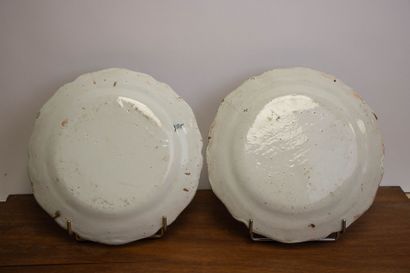 Deux assiettes en faïence XIX°
D. :26 cm....