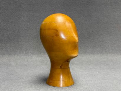 Marotte en bois. 
H. :23 cm.