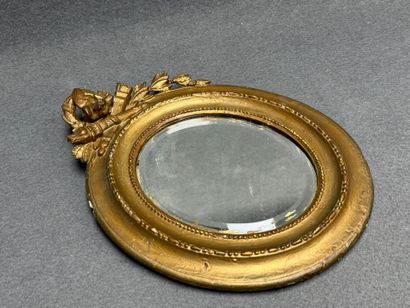 Miroir cadre en bois doré. 
35 x 26 cm. 
Accident...