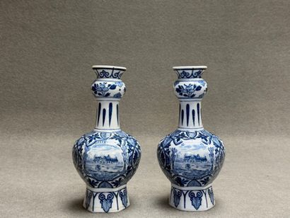 DELFT. 
Paire de vases en faïence. 
H : 22...