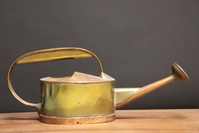 Arrosoir en cuivre. 
17 x 42 x 14 cm.