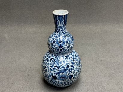 DELFT. 
Vase coloquinte en faïence. 
marque...