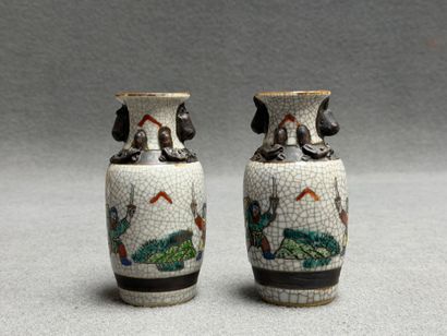 Petite paire de vases en porcelaine de Nankin....