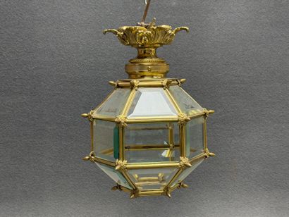 Lanterne en laiton et verre. 
H. :36 cm....