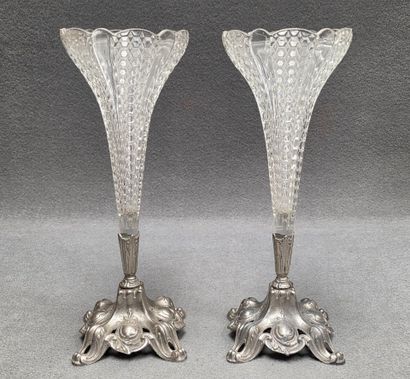 Paire de vases cornet en verre moulé, piètement...