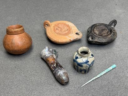 Lot de pièces antiques:
- Fiole en verre...