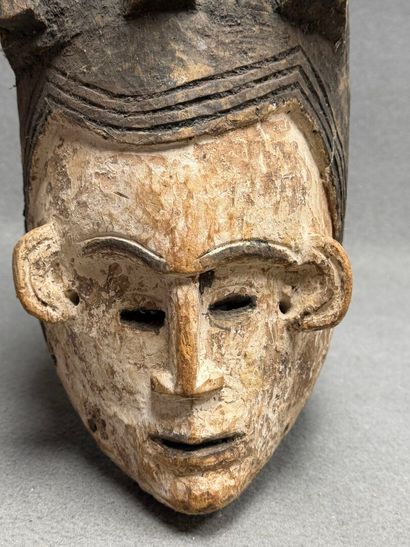Masque heaume africain en bois sculpté et...