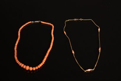 Collier de perles de corail
L: 39 cm
Chaine...