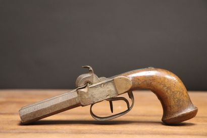 Pistolet à double canon à percussion. milieu...
