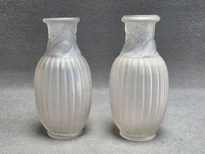 Paire de vases en verre moulé satiné à côtes:,...