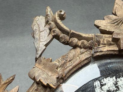 Miroir cadre en bois sculpté. 
Fin XIX+
35...