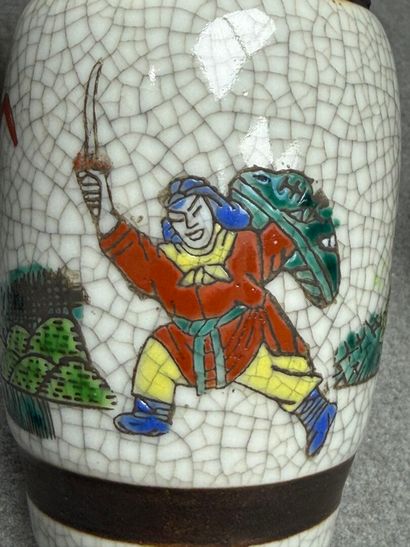 Petite paire de vases en porcelaine de Nankin....
