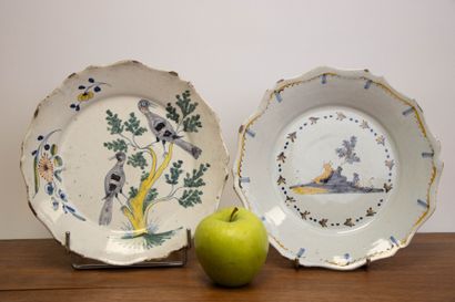 Deux assiettes en faïence XVIII° à décor...