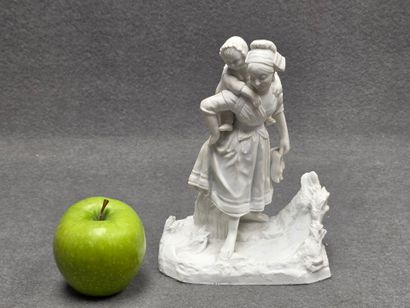 Statuette en biscuit représentant une femme...