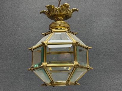 Lanterne en laiton et verre. 
H. :36 cm....